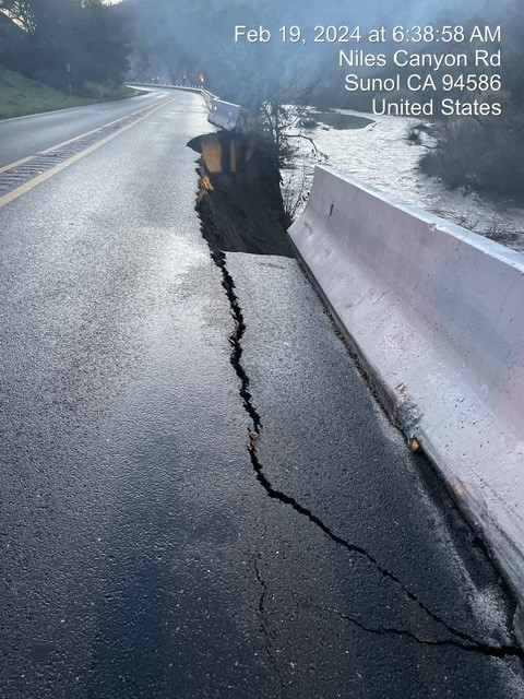 CaltransD4's tweet photo. #TRAFFICALERT: One-way traffic control is in place on State Route 84 just east of Palomares in Alameda County due to a slipout. For live traffic conditions go to Caltrans Quickmap 🔗https://t.co/cipKtcceGE https://t.co/NCveKYMNXO
