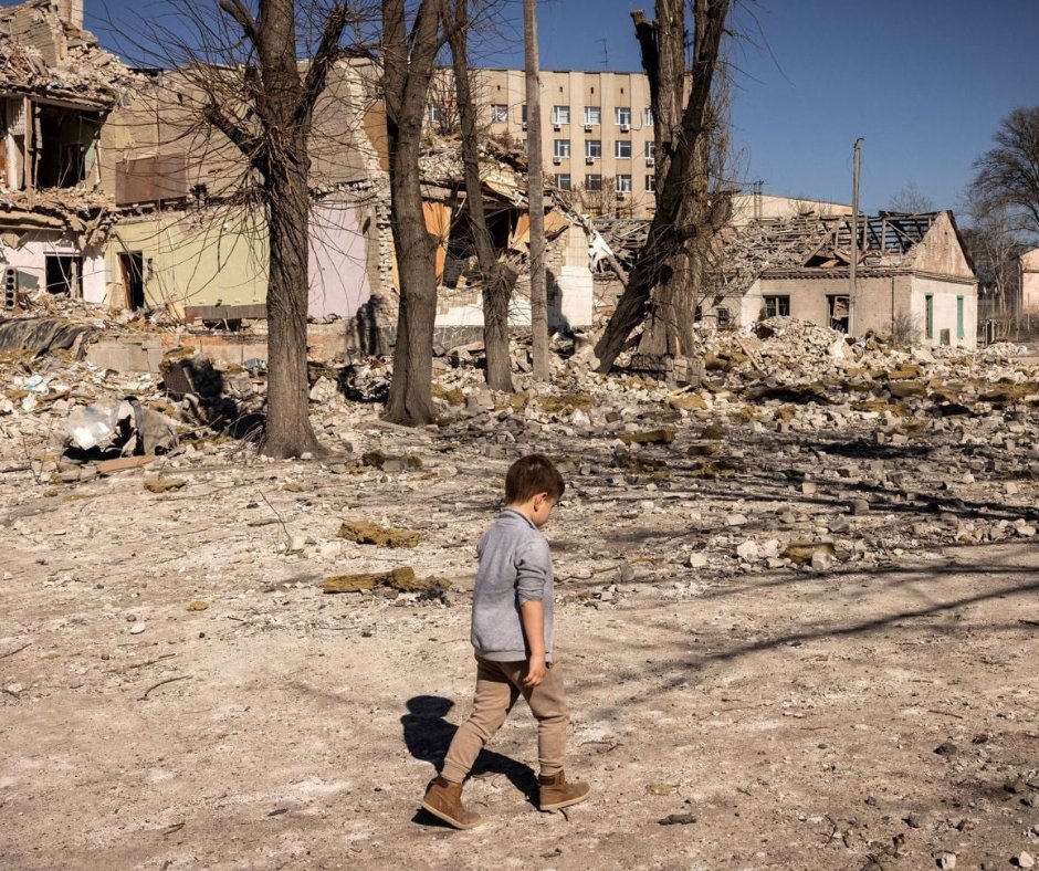 caritas_milano's tweet photo. Un bambino su sei vive in aree coinvolte in una guerra, dall’Ucraina a Gaza, dallo Yemen al Sudan.

Bambini che rischiano di morire, che soffrono fame e freddo, che perdono ogni diritto.

Ricordiamo le parole di Papa Francesco: "Nessuna guerra vale le lacrime dei bambini". https://t.co/gVlWdLmEDi