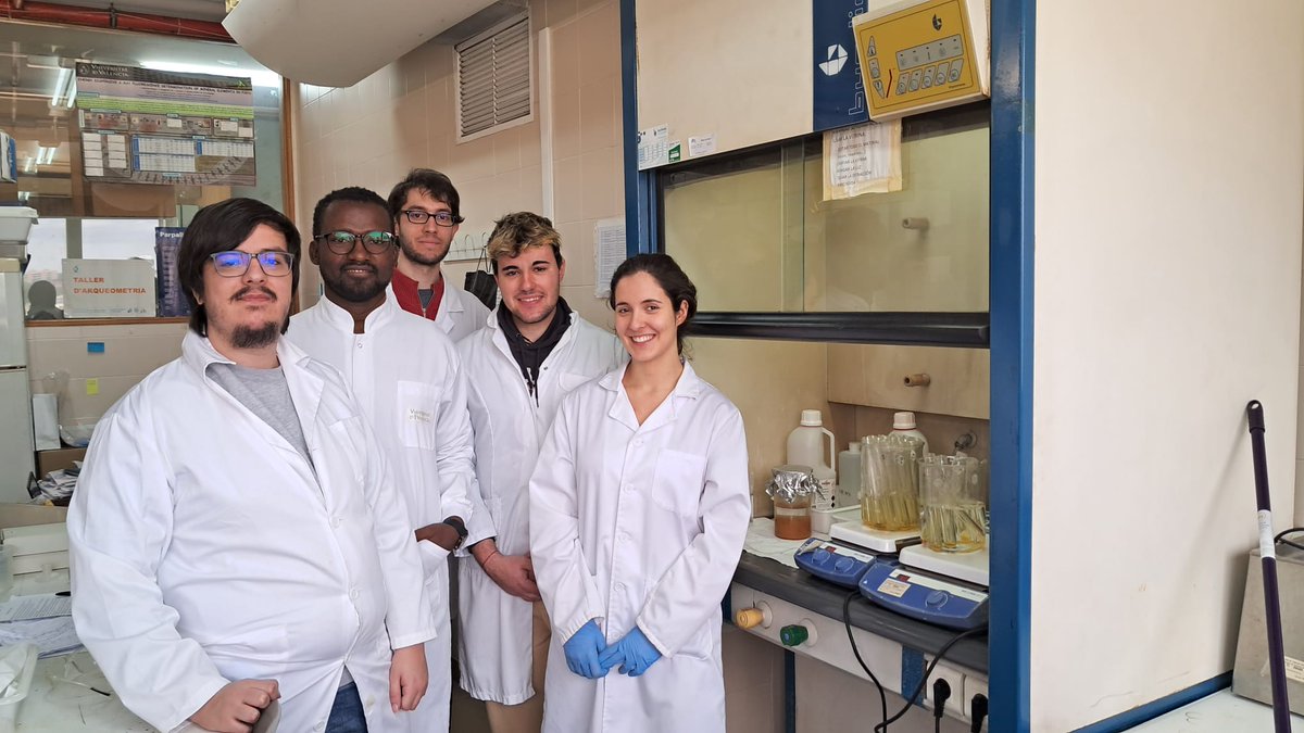 archaechemis's tweet photo. Our early stage researchers working at the lab. Good Luck!! #chemistry #archaeometry https://t.co/eQtYGv6aEc