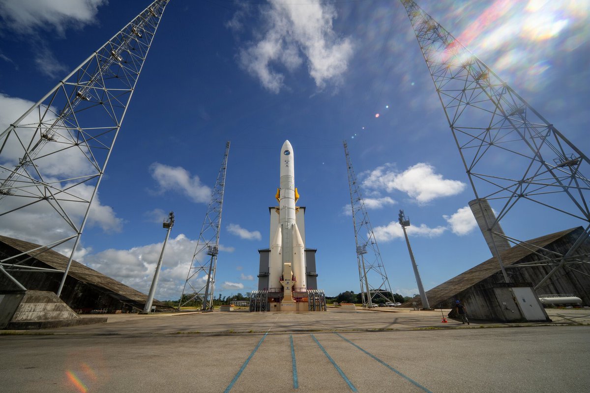vr_guppy's tweet photo. ヨーロッパの新型ロケット「Ariane 6」の初飛行についてのメディアイベントに招待の呼びかけがあるっぽい。写真にはロケットと発射支援構造物、虹色の光が映っているのですっぽい。 #CallForMedia #Ariane6
https://t.co/obPoYJZNO3
https://t.co/g2SsHrdJBT