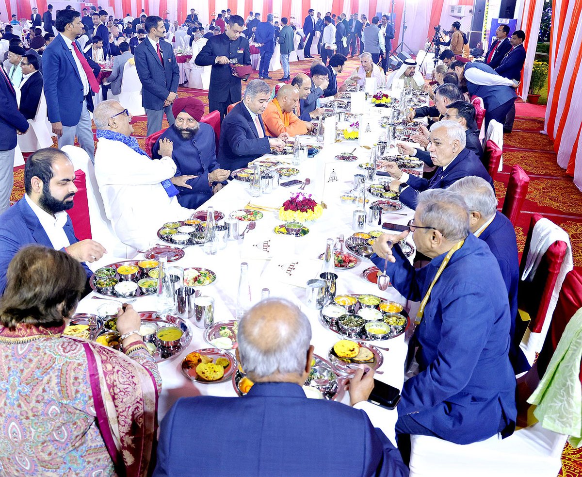 GBC@IV के उद्घाटन के उपरांत आज लखनऊ स्थित सरकारी आवास पर प्रख्यात उद्योगपतियों, सम्मानित निवेशकों एवं उत्तर प्रदेश सरकार के माननीय मंत्रीगण के साथ रात्रि भोज कार्यक्रम में सम्मिलित हुआ।

डबल इंजन की सरकार उत्तर प्रदेश में सम्मानित निवेशकों को हर संभव सहयोग प्रदान करने हेतु