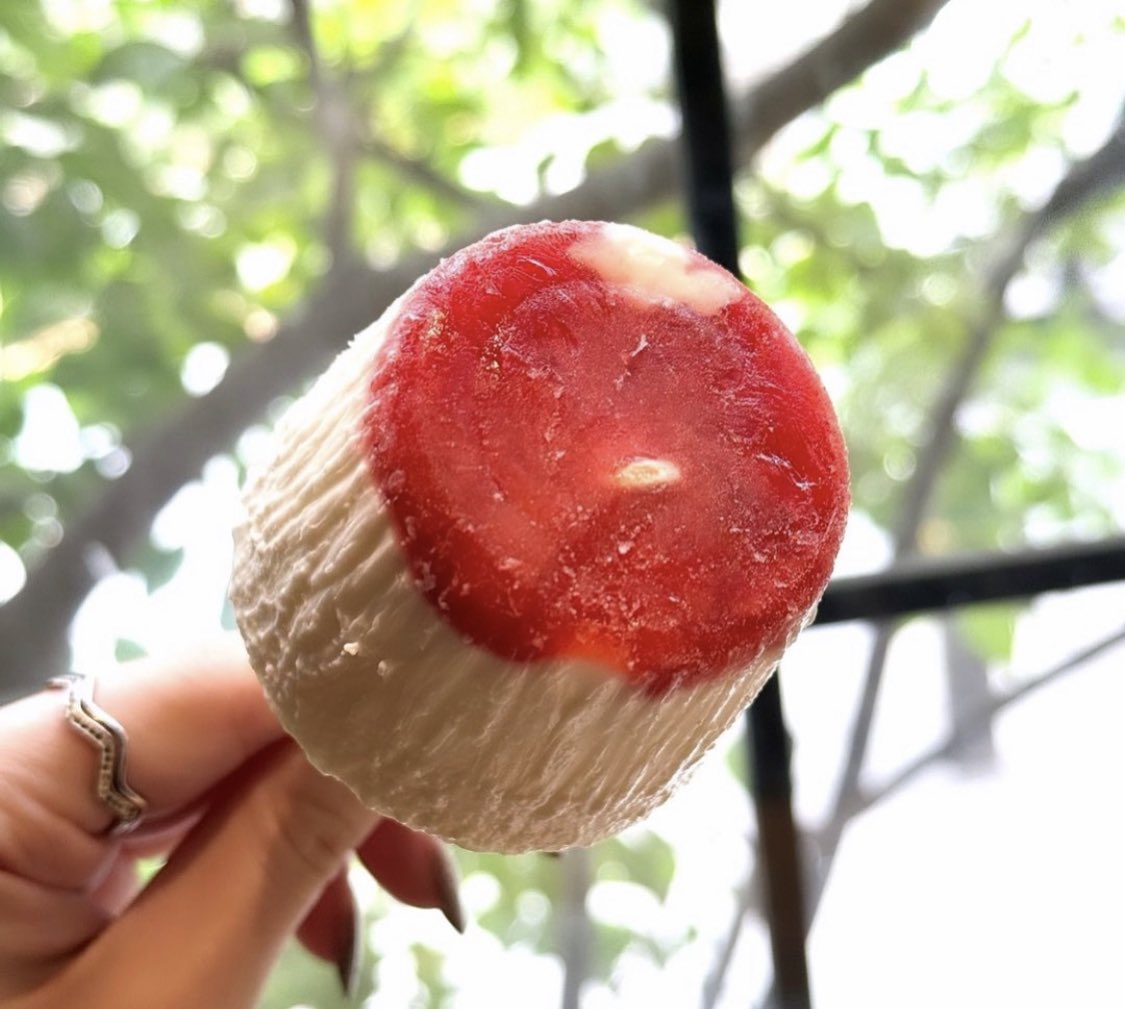 cheers_princess's tweet photo. 食後にもぴったりなカワイイサイズ感🤍生プリンアイス🍨✨

スティックタイプの生プリンアイスは、
ひんやり甘くて食べやすい、食後にもぴったりなちょうどいいサイズ感✨

カスタードと苺レアチーズの2種類から味が選べる！
どっちのほうが好みですか？？🥰 https://t.co/pvaco2Z1YU