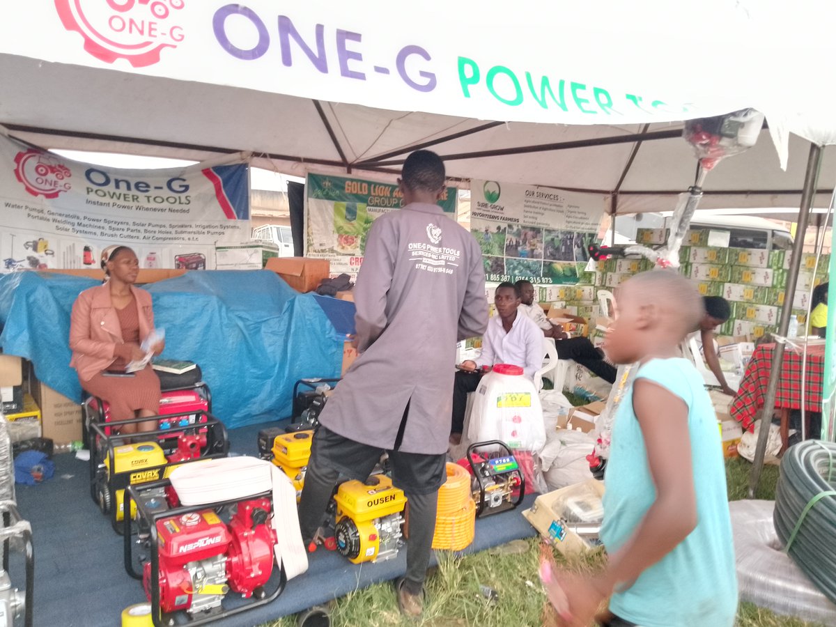 SBuweekula's tweet photo. Luweekula Nantayi Immaculate Kafeero alambudde omwoleso ogukulembedde okukyala kwa Katikkiro mu Buweekula enkya munteekateeka ya Mmwanyi Terimba. Katikkiro wakukuba olukungaana kukisaawe kya Kasaana Play Grounds mu ggombolora ya Mut I Kitenga mu Buweekula. https://t.co/7YmV5ZnpJm