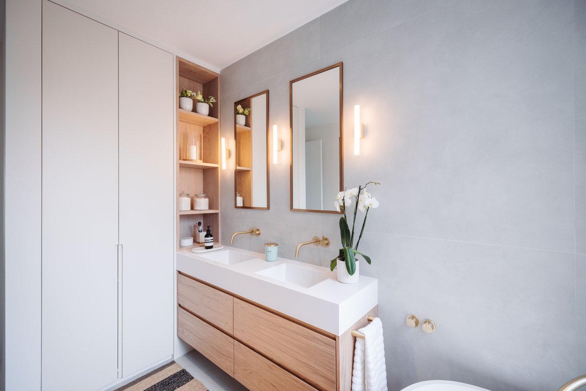 Wood and white the perfect contrast to create a cozy and elegant atmosphere. Find more inspiration at cosentino.com/Silestone #Silestone #SilestonebyCosentino #Bathroom #BathroomDesign