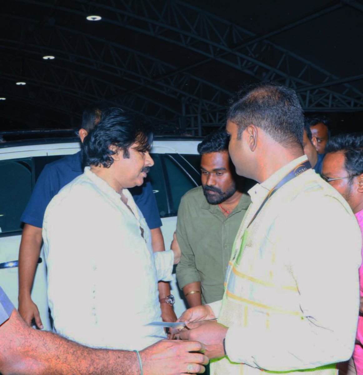 RajaPspk02's tweet image. వైజాగ్ ఎయిర్పోర్ట్ లో @PawanKalyan గారితో భీమిలి ఇంచార్జ్ @DrSandeepJSP గారు 💕

#JSPFutureOfAP