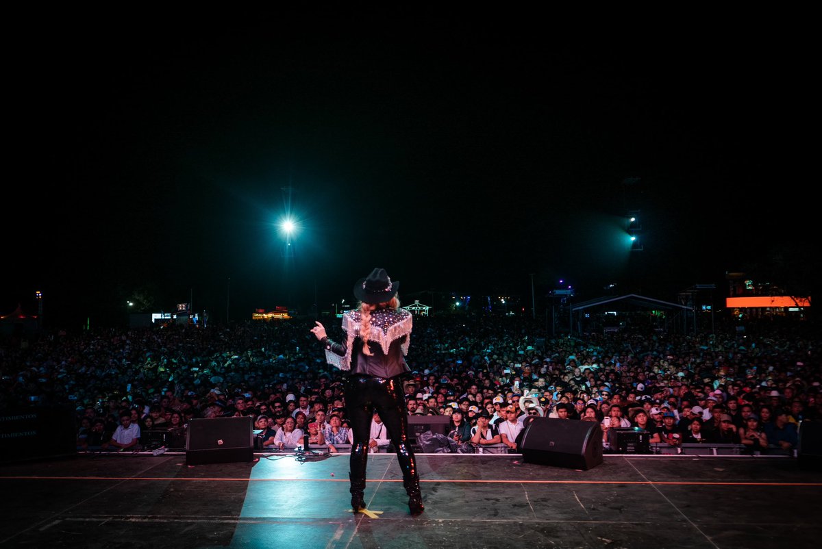 LaVillarrealMx's tweet photo. Buen inicio de semana mi gente querida 🥰 Cuéntenme, ¿en qué ciudad van a ver el #DondeTodoComenzóTour 🤠? #LaVillarreal #LaJefa #Ajá #Werifans https://t.co/UiAlD4NwCa