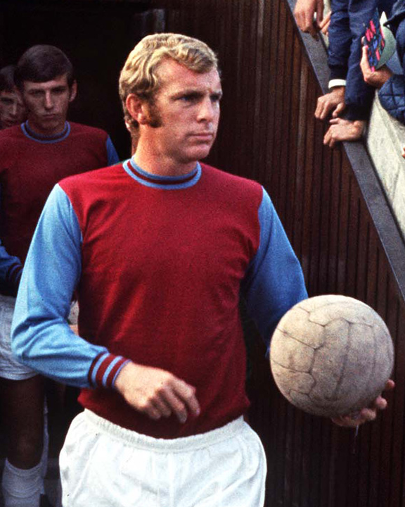 WestHam's tweet photo. Bobby Moore sadly passed away 31 years ago today.

Always in our hearts ❤️ https://t.co/nTBO4LJ1ne
