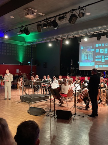 armeeszoneouest's tweet image. 🎵 🫶 SOLIDARITÉ avec nos blessés et les familles endeuillées.
Très chouette moment pour ce 2e concert de la tournée #UNISSON Épopée 2024, vendredi dernier à Bain-de-Bretagne !  👏🙌😍 
☑️ 4708,50 euros récoltés, une salle comble et 300 eleves pour l atelier pédagogique.