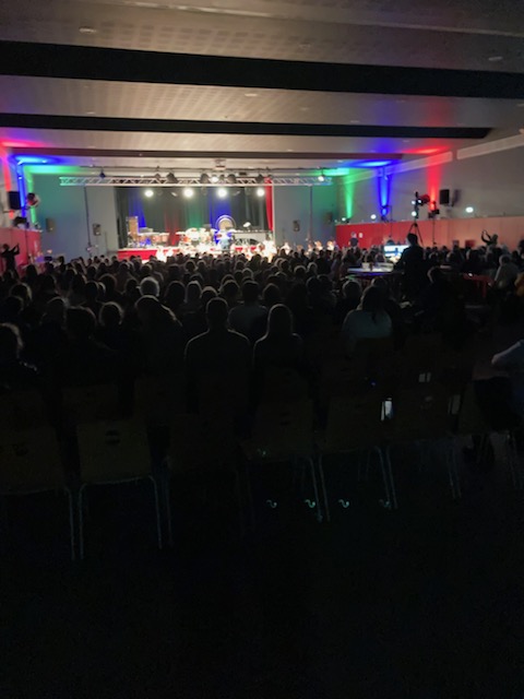 🎵 🫶 SOLIDARITÉ avec nos blessés et les familles endeuillées.
Très chouette moment pour ce 2e concert de la tournée #UNISSON Épopée 2024, vendredi dernier à Bain-de-Bretagne !  👏🙌😍 
☑️ 4708,50 euros récoltés, une salle comble et 300 eleves pour l atelier pédagogique.