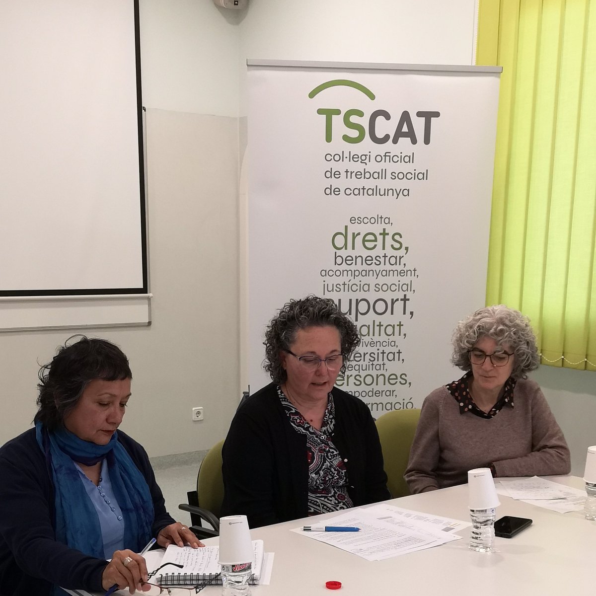 treballsocial1's tweet photo. @MerceCivit Les integrants del Grup de treball de Garantia de #Rendes, Encarna Roldán, Bárbara Vega i Clara Santamaría, presenten el Grup de treball, les tasques que s'estan fent i contextualitzen la jornada que s'està celebrant. https://t.co/H4yKgQjf9Z
