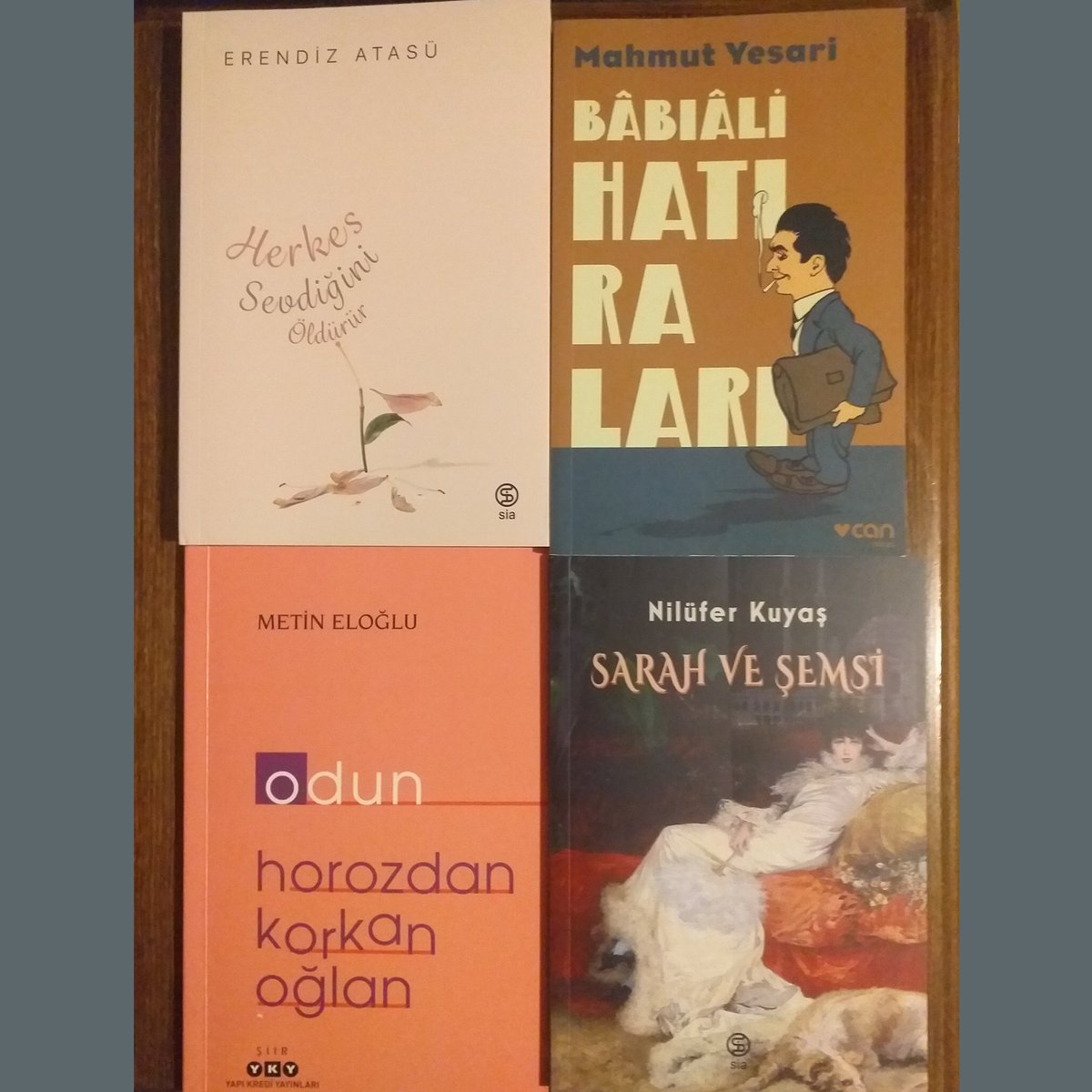 Hesabımızı takip edip bu tweeti rt edenlerden bir kişiye fotoğraftaki kitapları hediye ediyoruz. Çekiliş sonucunu 26 Şubat Pazartesi günü açıklıyoruz.