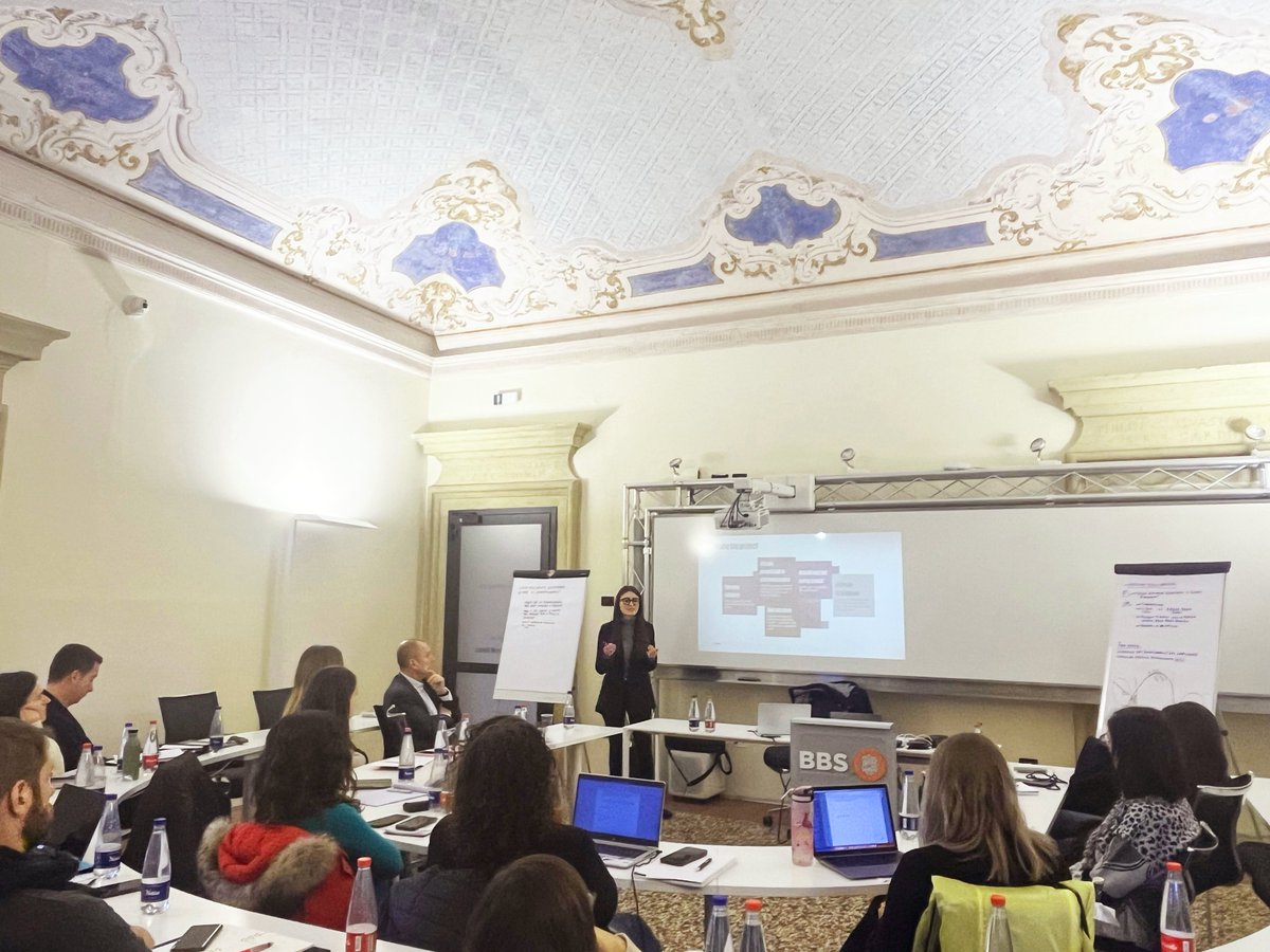 KPMG_Italy's tweet photo. La #GenerativeAI è ormai entrata in maniera dirompente nella quotidianità e nelle attività lavorative. La funzione #HR è una delle funzioni più coinvolte dall’applicazione della nuova tecnologia, in particolare nell’area della #Formazione. #humanlearning e #machinelearning dovranno essere complementari, alimentandosi a vicenda. Ne hanno parlato P. Foltz e F. Magi al programma Human Resources Management & Development di Bologna Business School.