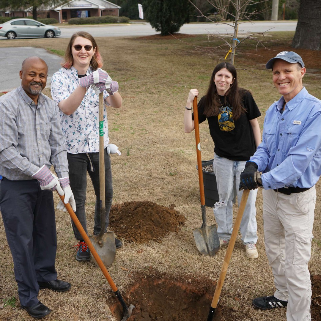 ColumbusState's tweet image. Sustainability at its finest👌🌳
Our students and professors planted 4 trees on campus thanks to partnerships with our CSU Sustainability Committee, Earth and Space Sciences at Columbus State University, GA, and Trees Columbus!
#treecampus #sustainability #ArborDay
