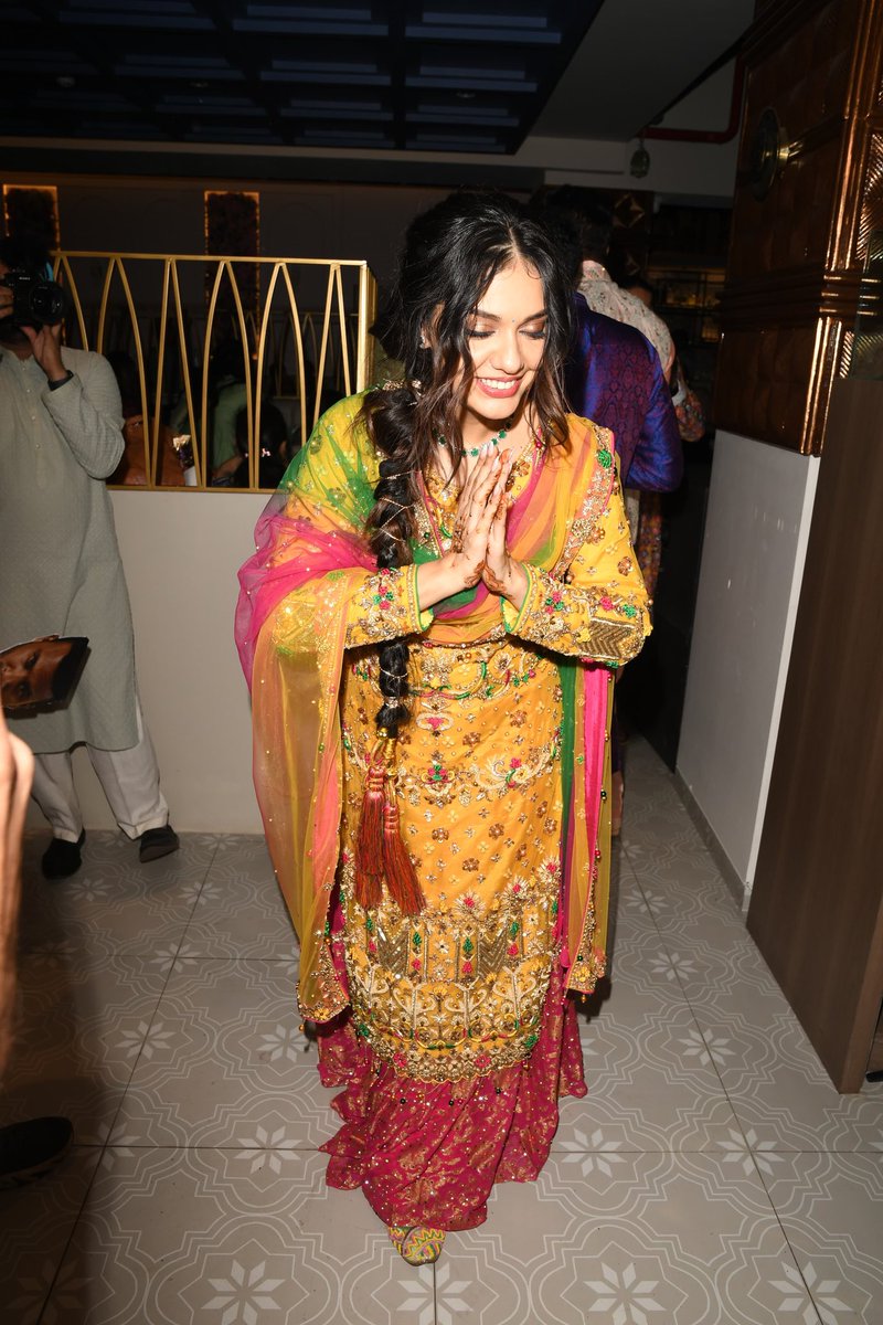 UrbanAsian's tweet photo. From dazzling decor to celebrity sightings, @Divyakitweet and fiancée Mehendi bash was an unforgettable affair!

#divyaagarwal #apurvapadgaonkar #mehendi #happilyeverafter https://t.co/s5yBuTkEsb