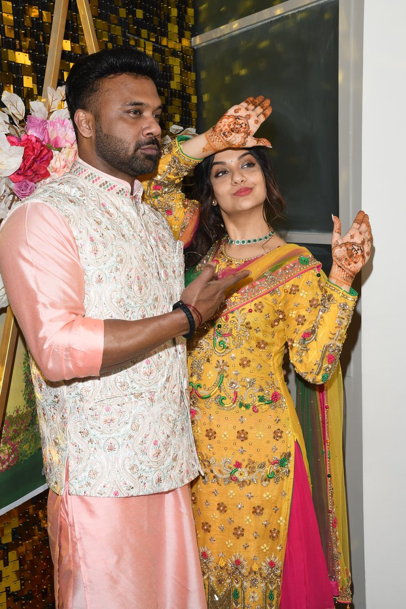 UrbanAsian's tweet photo. From dazzling decor to celebrity sightings, @Divyakitweet and fiancée Mehendi bash was an unforgettable affair!

#divyaagarwal #apurvapadgaonkar #mehendi #happilyeverafter https://t.co/s5yBuTkEsb