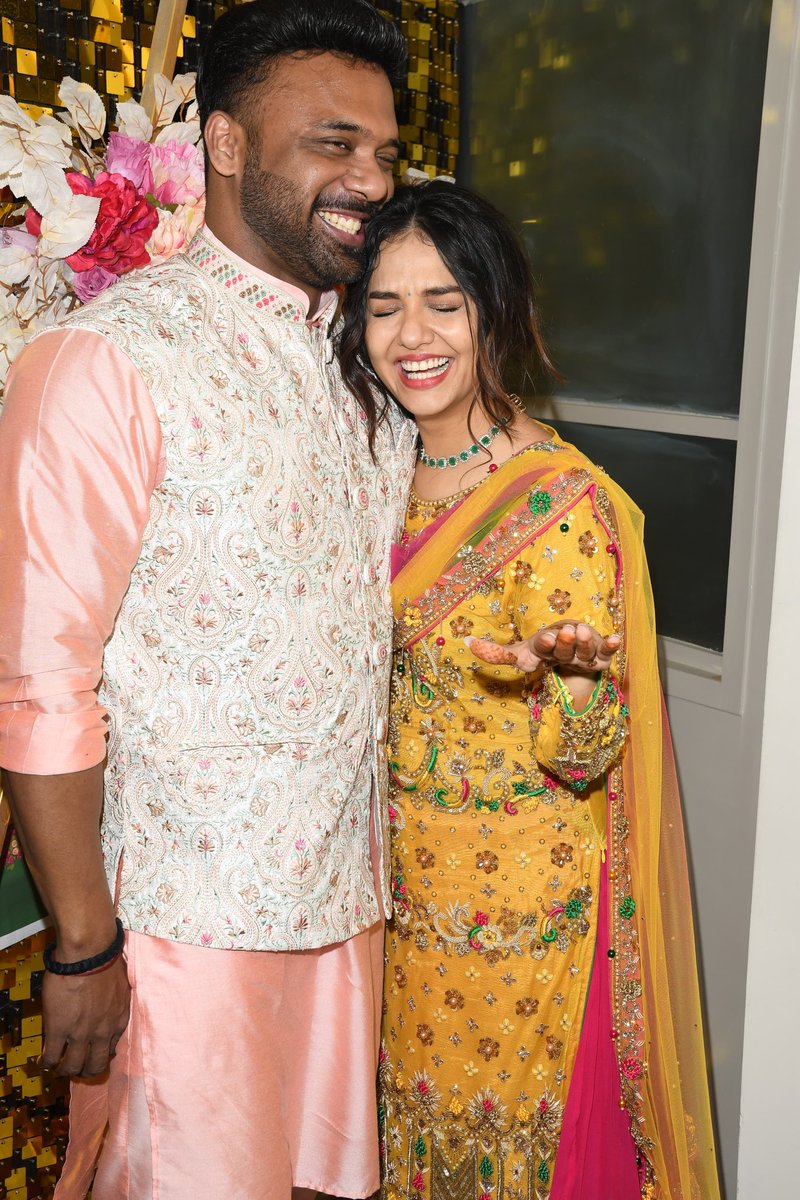 UrbanAsian's tweet photo. From dazzling decor to celebrity sightings, @Divyakitweet and fiancée Mehendi bash was an unforgettable affair!

#divyaagarwal #apurvapadgaonkar #mehendi #happilyeverafter https://t.co/s5yBuTkEsb