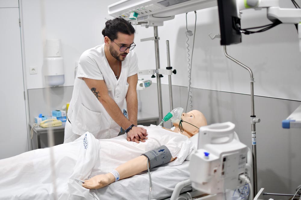 UManresa's tweet photo. INFERMERIA | 111 estudiants de darrer curs d’Infermeria se sotmeten a una prova per avaluar competències que han d’haver assolit durant la seva formació
https://t.co/SDItzsBD2G
#infermeria #simulacio #cisarc https://t.co/wr95TH5kGI