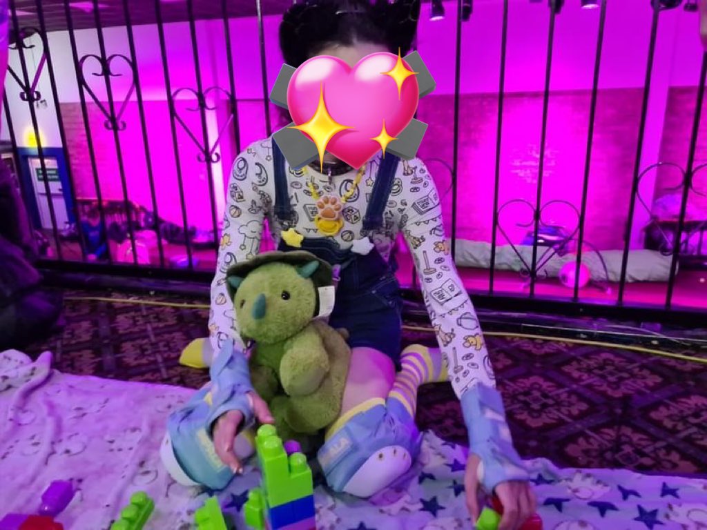 DisplacedKitten's tweet photo. Kitty had a wonderful time at @PawsEvent a week or two ago 🥰🥰🥰 

All the lovely puppies and pets and ponies and littles made her feel very welcome 💖💖💖 gunna have to come again next time, it was so wonderful 🥰

#little #abdl #kittenplay #petplay #kittenpetplay #littlespace https://t.co/dMsYfvvop7
