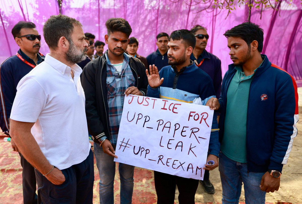 आज UP पुलिस की परीक्षा का पेपर लीक होने की शिकायत लेकर कुछ छात्र मिलने आए।

लीक हुए पेपर ने 50 लाख से अधिक मेहनती अभ्यर्थियों की वर्षों की मेहनत पर पानी फेर दिया।

प्रयागराज के छोटे छोटे कमरे, जहां आशा की रौशनी में बड़े बड़े सपने देखे जाते थे, वहां अब निराशा का अंधकार है।