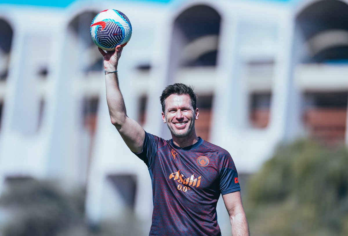 ManCity's tweet photo. Fun in the sun! ☀️ https://t.co/4l23ALIV10