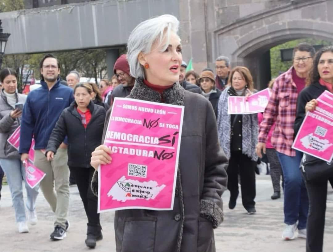 Tú crees que esto no tiene nada que ver contigo vas a tu armario y seleccionas esa playera de Chairo porque intentas decirle al mundo que te tomas en serio la democracia como para preocuparte por revoltosos Lo que no sabes es que en 2012 los revoltosos eran esos que hoy idólatras
