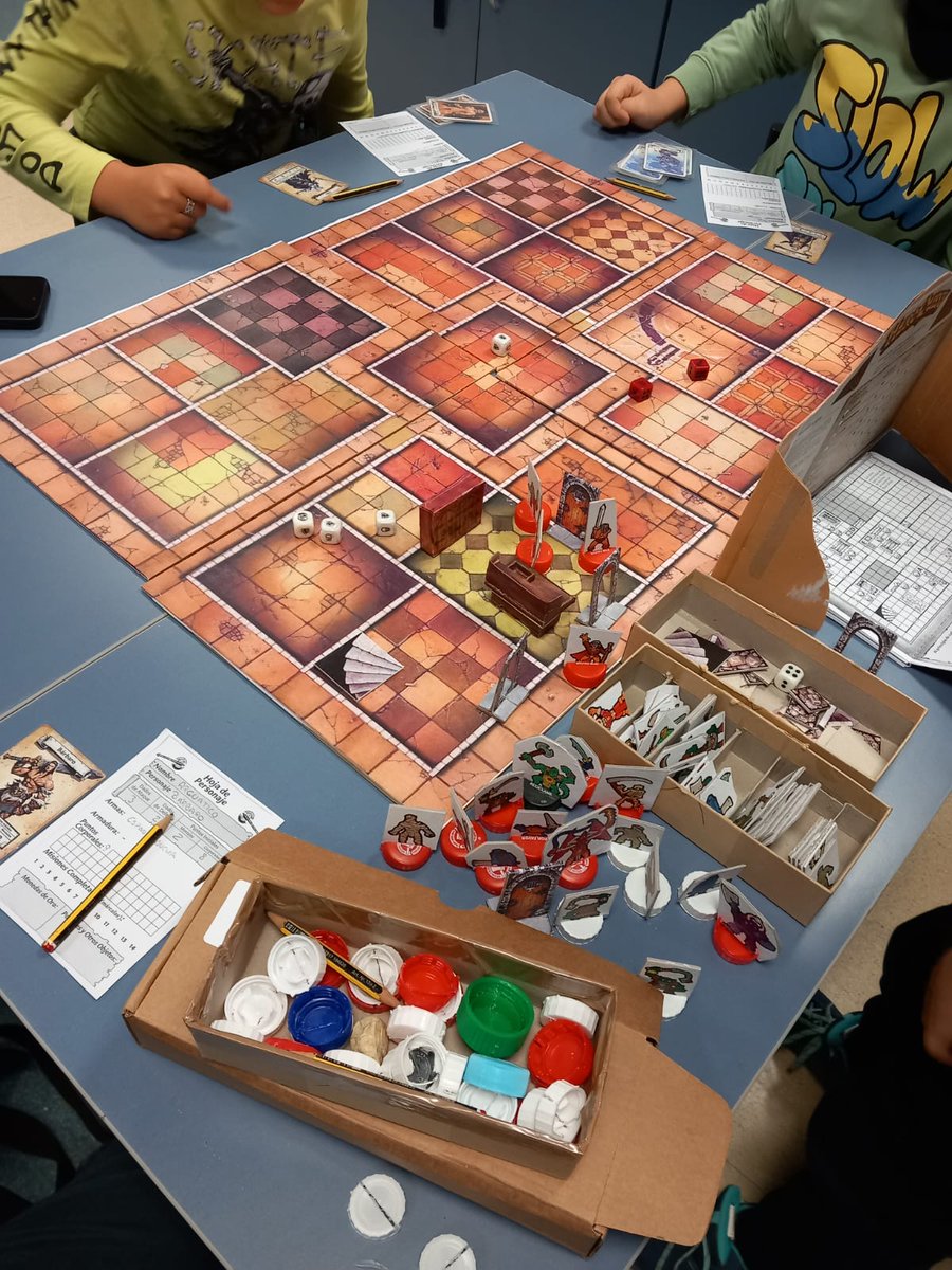 MisticosArkat's tweet photo. Pues nos han comentado que el domingo vinisteis unos cuantos de visita 😄 aunque la partida de D&amp;D fue el viernes por la tarde 😅 y eso que el sábado con prisa montamos algo para Noche Abierta 😢 Seguid así que vamos bien 😍 https://t.co/MBMl7iGp8R