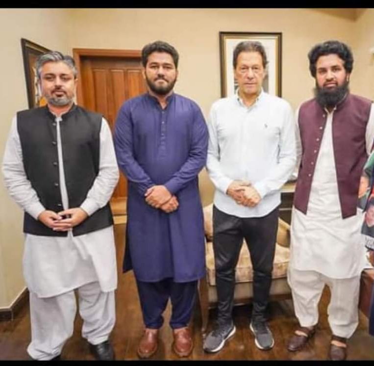 SAQureshiPTI's tweet photo. الحمدللہ ضلع کوٹ ادو سے اپنے ایم پی اے رانا اورنگزیب اشرف(پی پی 276) اور میاں احسن علی قریشی(پی پی 278) کا بیان حلفی بھی عمران خان صاحب کی ہدایت کے مطابق جمع کروا دیا۔
اللہ تعالی کے فضل و کرم سے ضلع کوٹ ادو کی تمام پانچ نشستیں جیت کر امانت عمران خان صاحب تک پہنچا دی ہے۔ https://t.co/9qBalinWhS