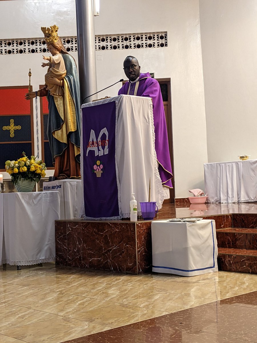 ParuwasiKIM's tweet photo. Kuwa gatatu taliki 14/02/2024, Paruwasi Kimihurura yaragijwe Bikiramariya utabara abakristu yifatanyije n’abakristu mu gutangira igisibo. Uwo munsi hakorwa umuhango wo gusigwa ivu. Kandi  abakristu bashishikarizwa  gusenga, kwigomwa no gukora ibikorwa by’urukundo. https://t.co/XydlBwlxS7