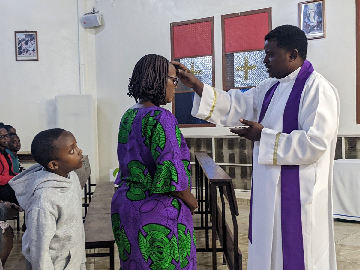 ParuwasiKIM's tweet photo. Kuwa gatatu taliki 14/02/2024, Paruwasi Kimihurura yaragijwe Bikiramariya utabara abakristu yifatanyije n’abakristu mu gutangira igisibo. Uwo munsi hakorwa umuhango wo gusigwa ivu. Kandi  abakristu bashishikarizwa  gusenga, kwigomwa no gukora ibikorwa by’urukundo. https://t.co/XydlBwlxS7