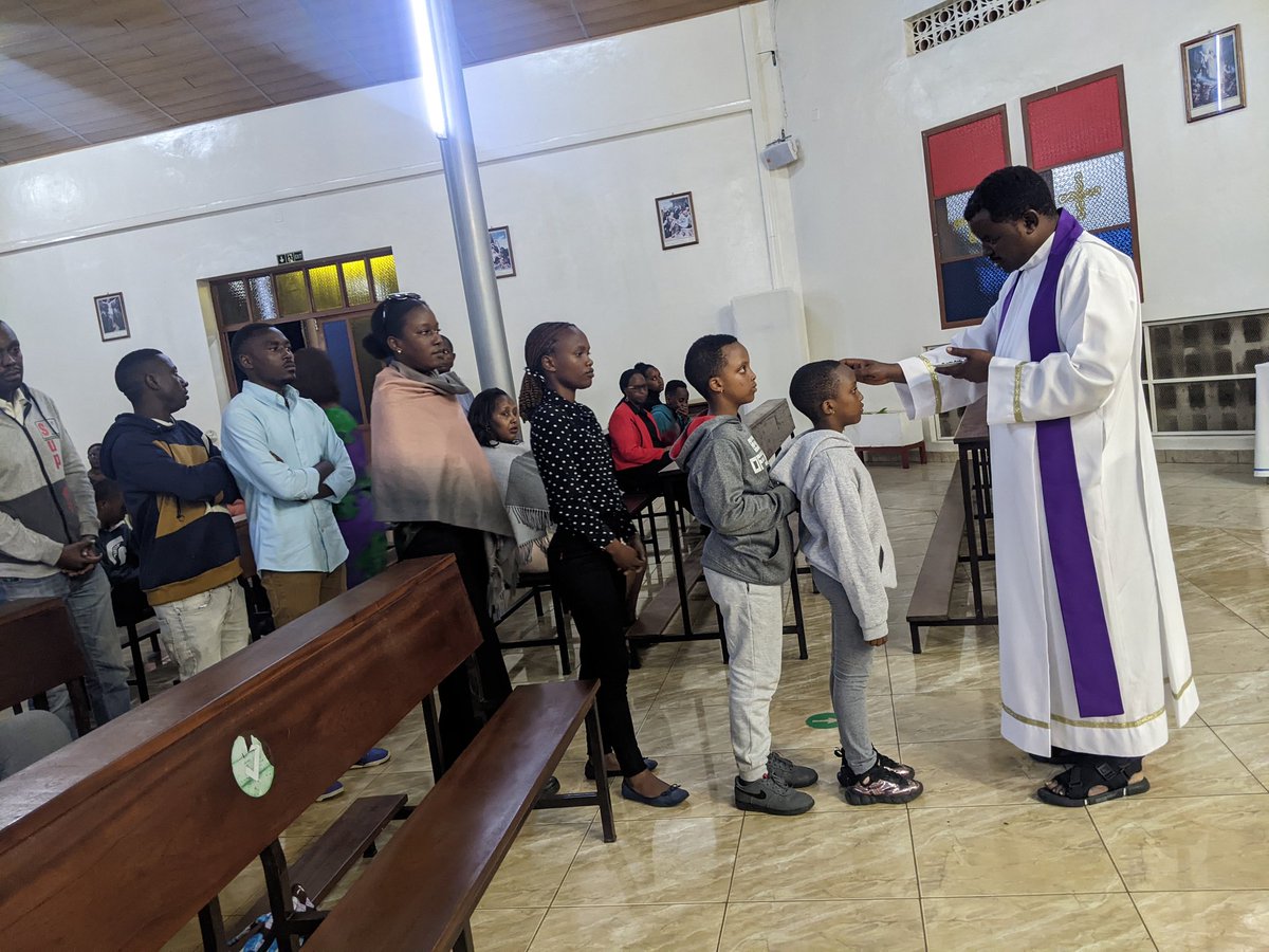 ParuwasiKIM's tweet photo. Kuwa gatatu taliki 14/02/2024, Paruwasi Kimihurura yaragijwe Bikiramariya utabara abakristu yifatanyije n’abakristu mu gutangira igisibo. Uwo munsi hakorwa umuhango wo gusigwa ivu. Kandi  abakristu bashishikarizwa  gusenga, kwigomwa no gukora ibikorwa by’urukundo. https://t.co/XydlBwlxS7