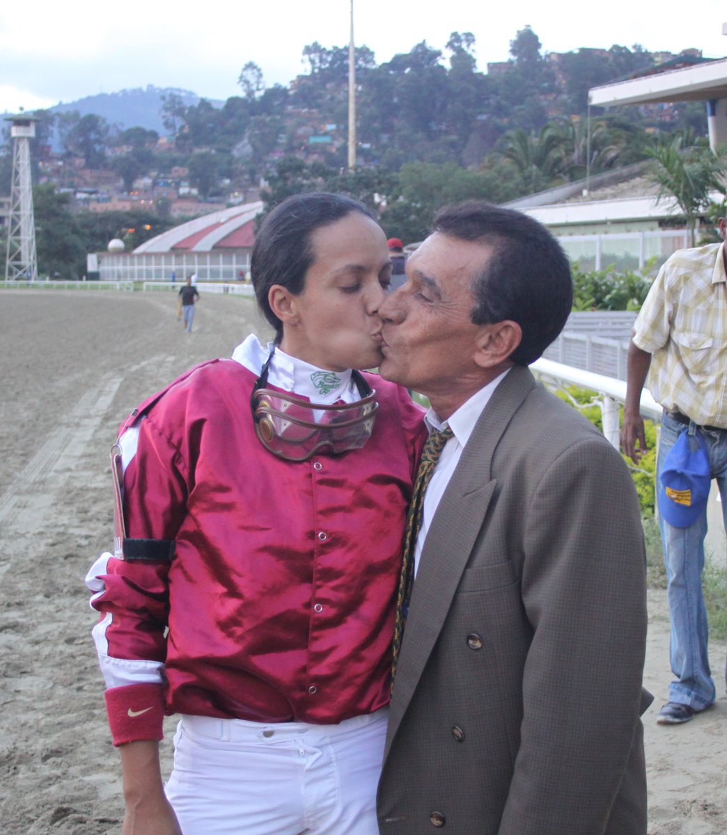 😍🏇🏽 ¡Con dedicatoria especial! 😍🏇🏽

✅ Cindy Carrero (<a href="/CindyPaolaadams/">Cindy Paola Adams</a>) manifestó que su primera victoria del año va dedicada a la recordada jocketa, María Alejandra Bruzual. 

🥹 ¡Gran gesto de Cindy! 🥹