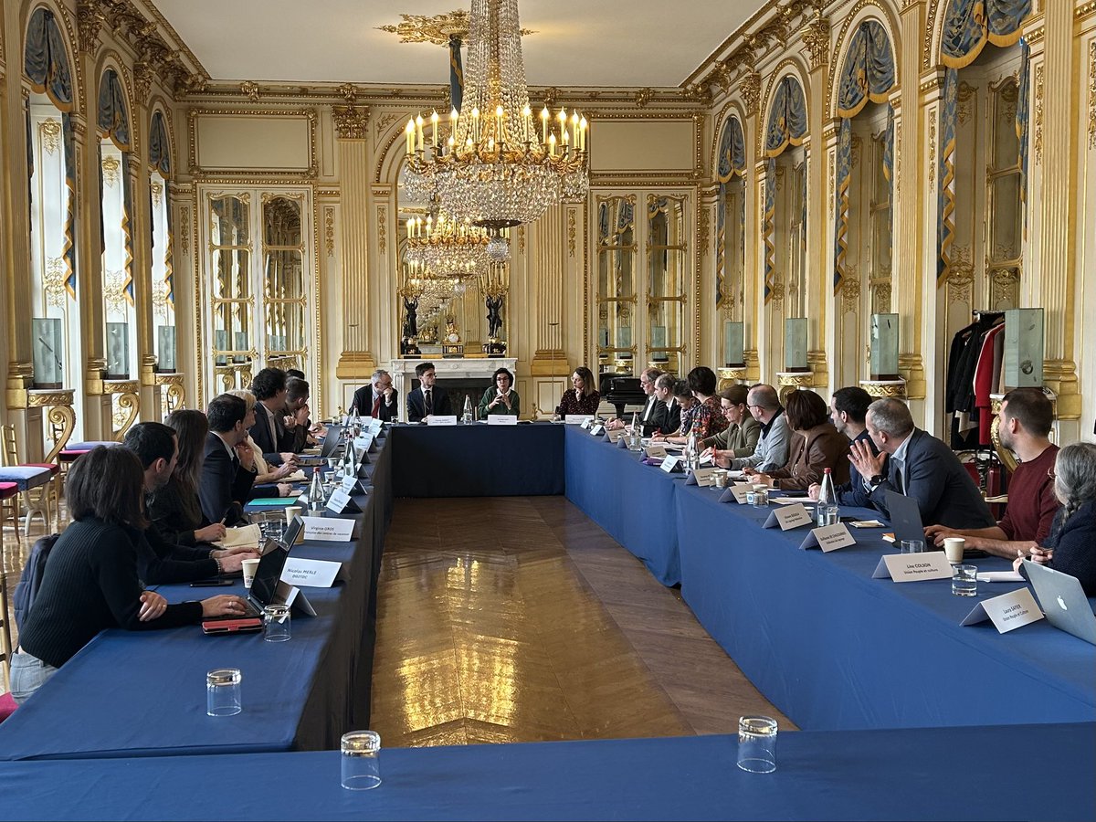 datirachida's tweet photo. Échanges chaleureux et constructifs ce matin avec les fédérations d’éducation populaire, acteurs essentiels de la cohésion sociale, qui depuis des décennies effectuent un travail culturel auprès de la jeunesse. https://t.co/N8qBzWxDjF