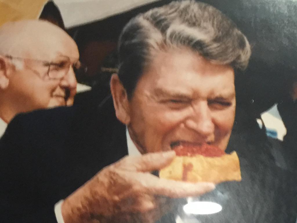 TheIndianaPizza's tweet photo. Love them or hate them, here are some VERY RARE photos of Presidents eating pizza. #PresidentsDay 🇺🇸🍕🍕🇺🇸 https://t.co/WpnUFrCz5q