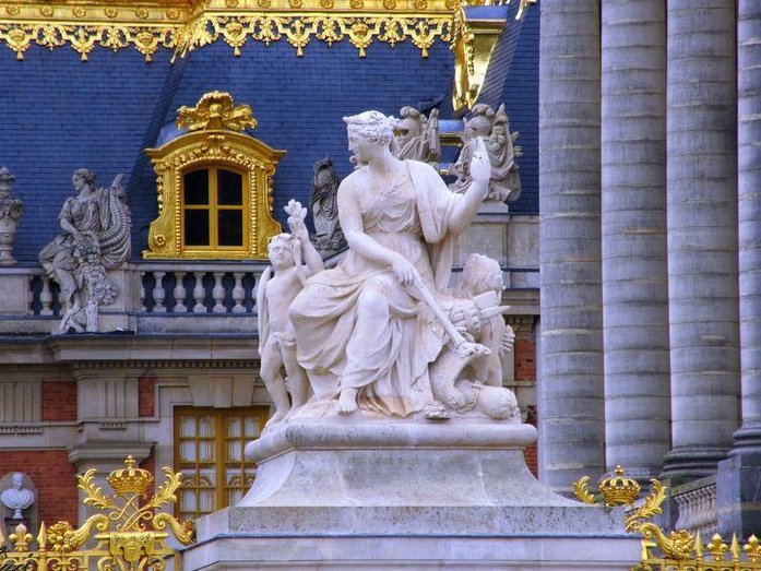 A l'entrée de la cour royale du @CVersailles : l'allégorie de l'Abondance par Antoine Coysevox et l'allégorie de la Paix par Jean-Baptiste Tuby, deux sculptures exécutées en pierre de Saint-Leu récemment restaurées. réalisées d'après des dessins de C. Le Brun (non retrouvés).