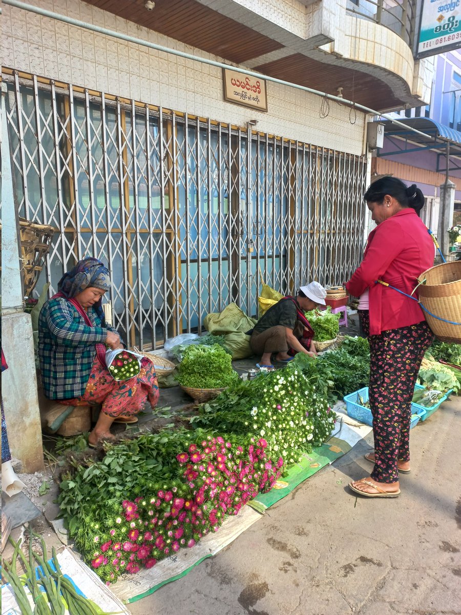 htwenge's tweet photo. Back in Aungban, southern shan state. This colorful local market usually filled with foreign tourists at this time of year. Now not a single one in sight. Another aspect what has cruel military junta done to #Myanmar. https://t.co/KRyU9lAbaG