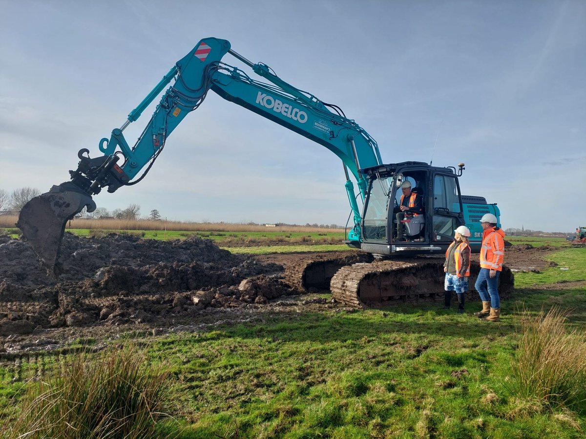 HDSR_waterschap's tweet photo. De 1e schep van hoogheemraad Bert de Groot en @jelkaboth van @staatsbosbeheer markeert de start van de werkzaamheden om het natuurgebied Willeskop in te richten als toekomstige waterbergingslocatie. Meer info: https://t.co/DLYBClVNlG #waterberging #oudewater #willeskop https://t.co/qr9yWzfJXw