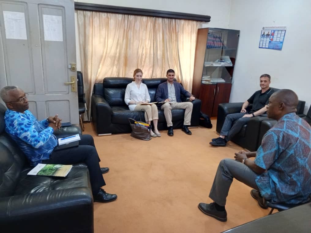 DDCBenin's tweet image. Mission terrain de suivi des activités de l' #UNICEF sur le Programme d’Appui à la Qualité de l’Education (#PAQUE) de @DDCBenin : la mission a tenu une 1ère  séance de travail à Abomey avec le Directeur Départemental des Enseignements Secondaire, Technique et Professionnel du Zou