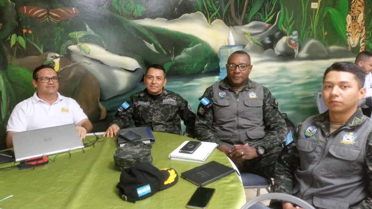FFAAHN's tweet photo. Personal del 2do. Batallón de Protección Ambiental con #FNH, Fundaciones Cayos Cochinos, Cuero y Salado, Jeanette Kawas, Pico Bonito, #ICF, Ministerio Público, #PGR y #FUCSA participaron en una capacitación los “Lineamientos Ambientales en las Áreas Marinas Protegidas”. https://t.co/lJcTjpM4R4