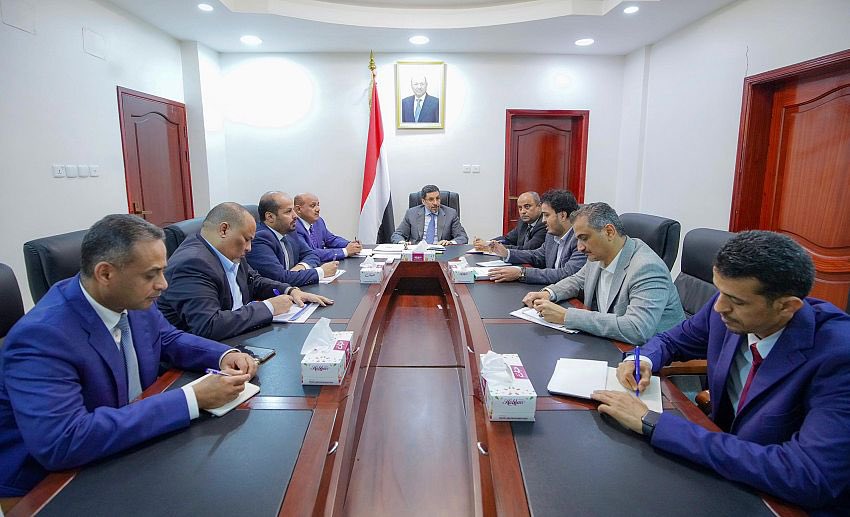 #رئيس_الوزراء وزير الخارجية وشؤون المغتربين الدكتور أحمد بن مبارك، يرأس اجتماعاً حكومياً بحضور محافظ البنك المركزي اليمني، ووزراء المالية والشؤون القانونية والكهرباء والدولة محافظ #عدن، لمناقشة الخطط المعدة لإيجاد بدائل لزيادة الطاقة التوليدية للكهرباء استعداداً للصيف القادم،