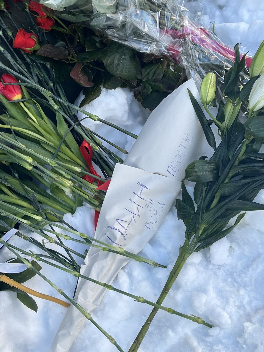 стена скорби жертвам сталинских репрессий в москве которая еще вчера была закрыта и под охраной ментов 
я испытываю гордость за людей которые так же пришли возложить цветы и до сих пор не могу поверить