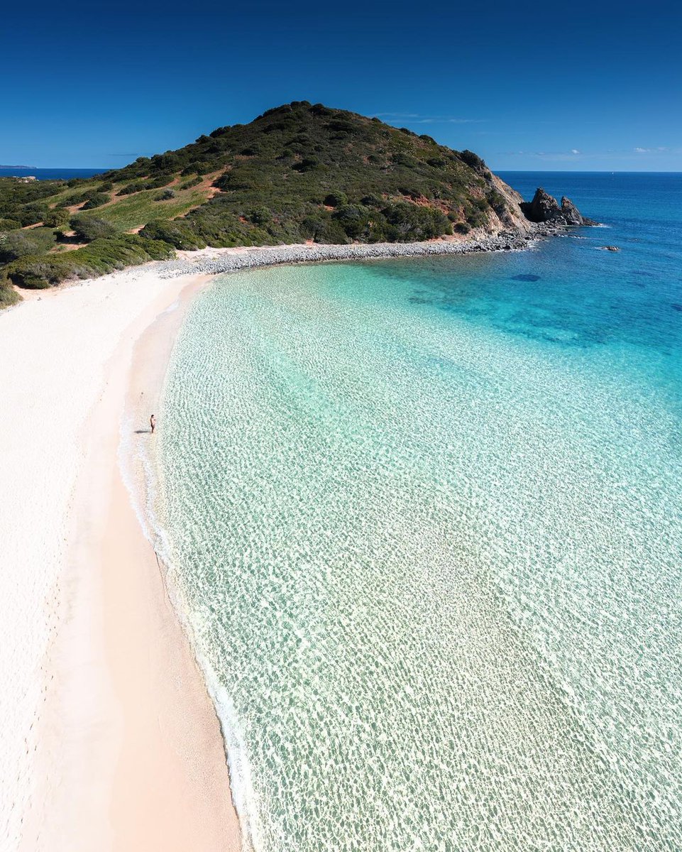 On the east coast of #Sardinia sits the captivating Monte Turno bay, an ideal spot to set up for the day. Behind the beach sits a stretch of volcanic rock and rolling hills filled with lush vegetation that would make any onlooker swoon. #ThisIsLiving 📷: @ gianfrenk