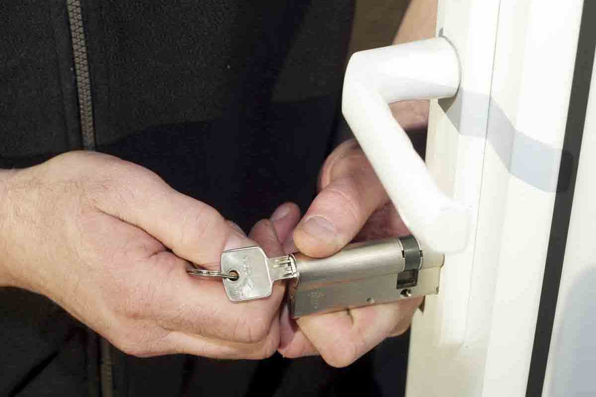 lockrightuk's tweet image. Did you know? A standard Euro Cylinder lock is vulnerable to a method of attack known as "lock snapping" commonly used by opportunistic thieves due to the speed of access  #LockSnapping  #VulnerableLocks #BurglaryPrevention #EuroCylinderHack #AntiSnapLocks ez3.uk/mVG5F