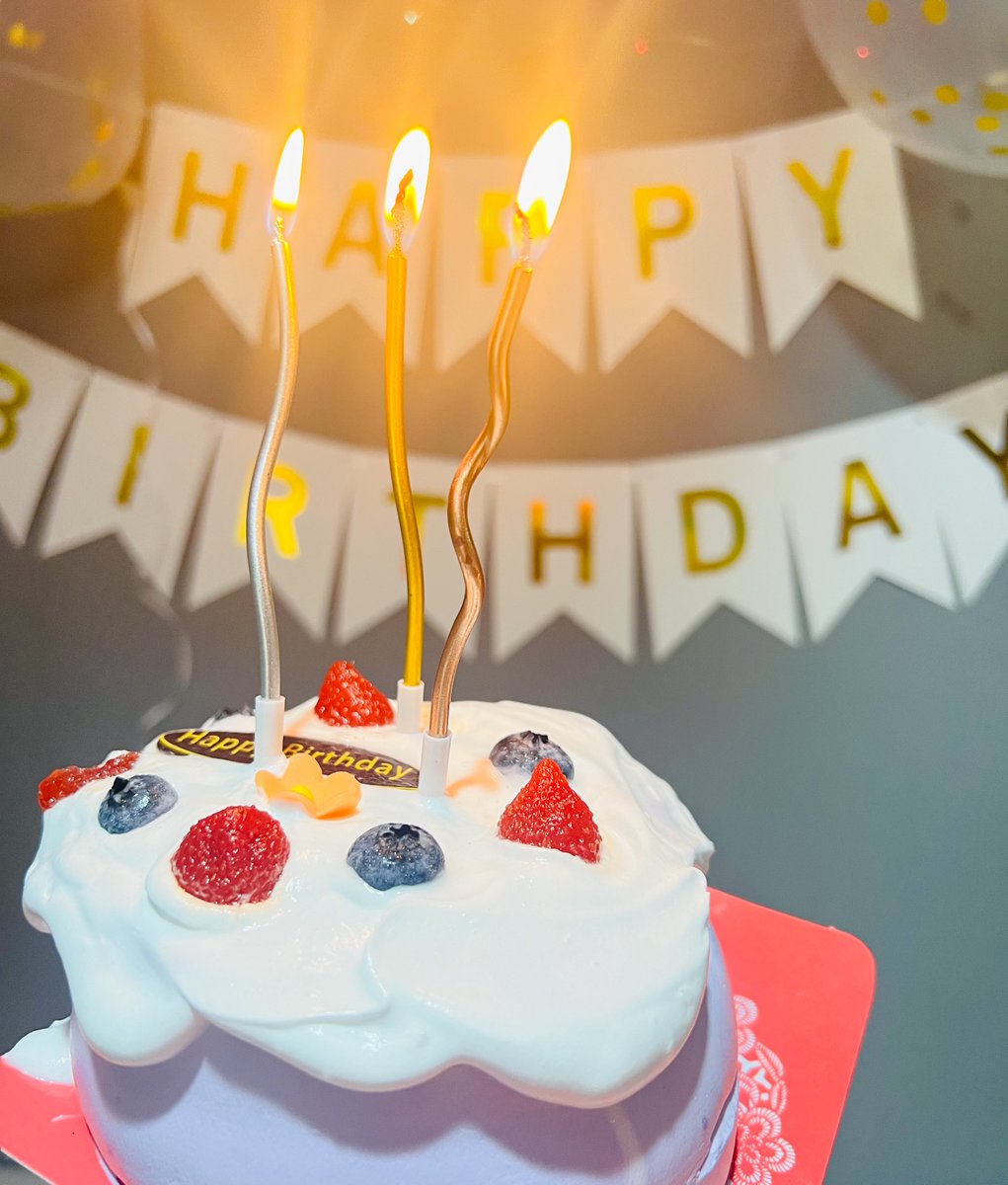 Ninjaa_IX's tweet photo. ⋆⸜⊹Happy birthday to me  ¨*⸝⋆ 
 ☁️More than a wrapped gift, I want the affection and blessings and want to be loved today and always.🤍🧁🎂🎁 https://t.co/28IeORaWvU