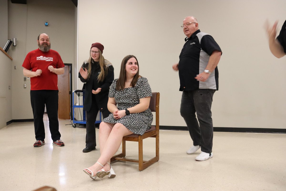 BonduelBears's tweet photo. At #SuccessDay, community leaders completed practice interviews with our #BonduelBears seniors, and employees of KI gave a keynote speech on interviewing skills. The seniors wrote thank you letters to the interviewers and were entertained by @ComedyCity . #BearsCan succeed! https://t.co/In8eqQnZlo