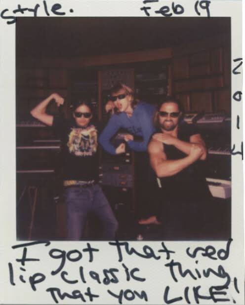 LaPuercaylor's tweet photo. Hace 10 años, Taylor Swift creo su mejor canción pop "style" https://t.co/T9iFvSXtPw