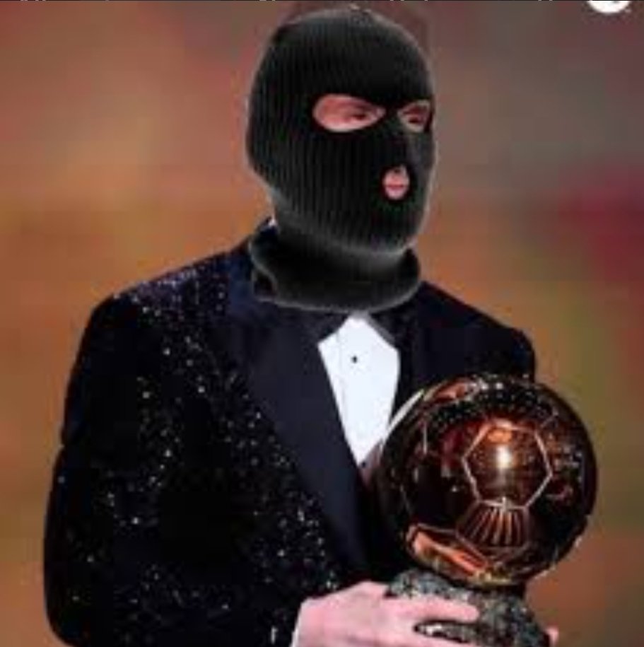 Musa6688's tweet photo. @TeamCRonaldo 🚨 Lionel Messi was seen wearing his traditional robbers mask.🥵 https://t.co/IrZiZ8NZG8