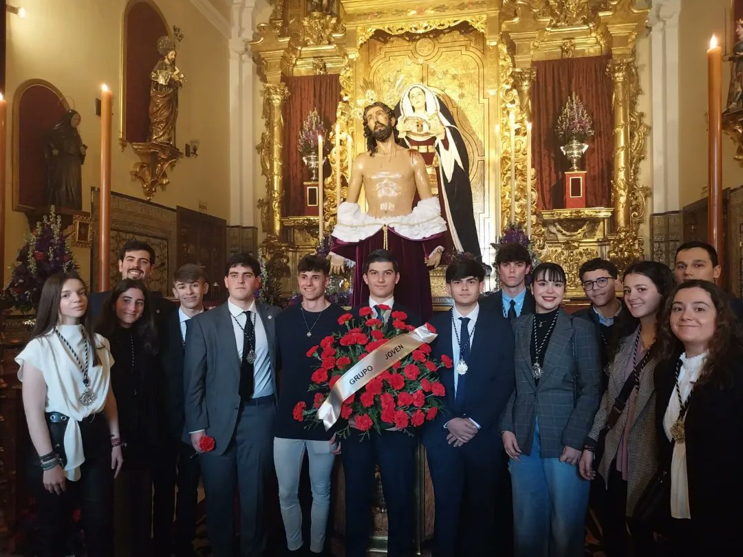 💐 Durante el besapié a Ntro. Padre Jesús Despojado de este pasado fin de semana ha tenido lugar la entrega del ramo de flores al Señor por parte de nuestro Grupo Jóven al Señor.