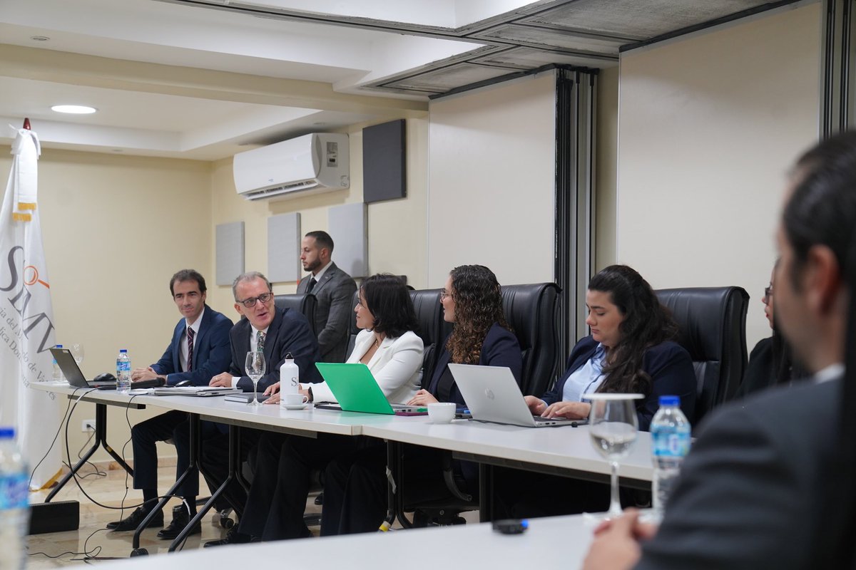 SIMVRDO's tweet photo. La Superintendencia del Mercado de Valores de República Dominicana (SIMV) evaluó el desarrollo del mercado de valores junto al equipo de Misión del CAPTAC-DR del FMI. Se abordaron temas clave como los riesgos financieros y la coordinación con la Superintendencia de Bancos. https://t.co/xMV8B4rRvu