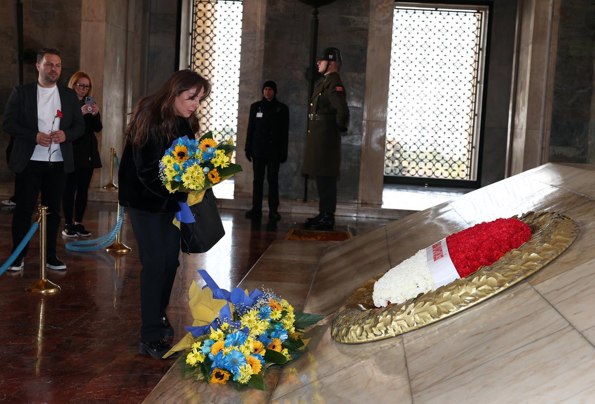 Fenerbahce's tweet photo. Zaferin Rengi filminin Ankara galasından önce Anıtkabir ziyareti gerçekleştirildi. 

🔗 https://t.co/iJeMVNaZ0y https://t.co/CAtM3NvUmR
