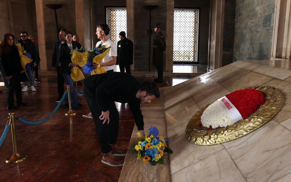 Fenerbahce's tweet photo. Zaferin Rengi filminin Ankara galasından önce Anıtkabir ziyareti gerçekleştirildi. 

🔗 https://t.co/iJeMVNaZ0y https://t.co/CAtM3NvUmR